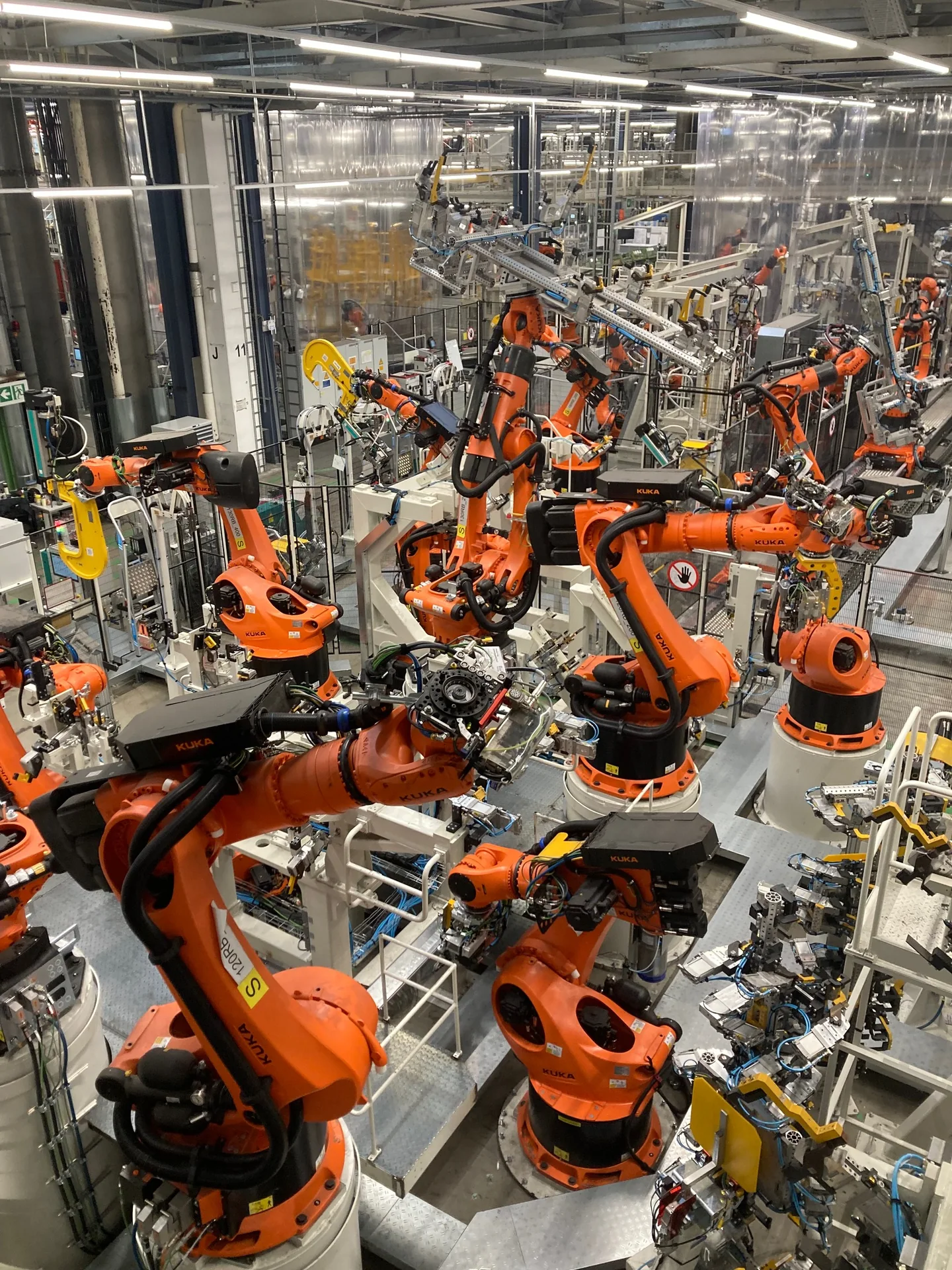 Hochautomatisierte Produktionslinie mit Industrierobotern