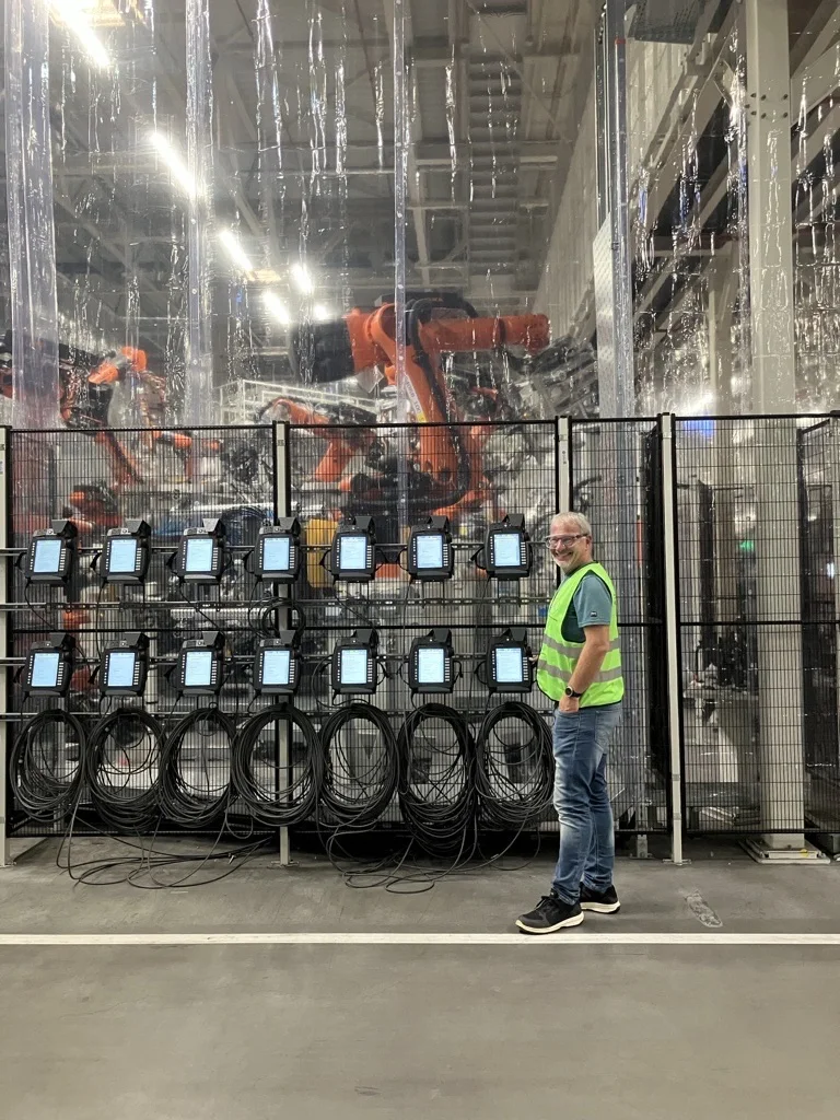 Ralf Gießler bei der Arbeit in einer automatisierten Produktionsanlage