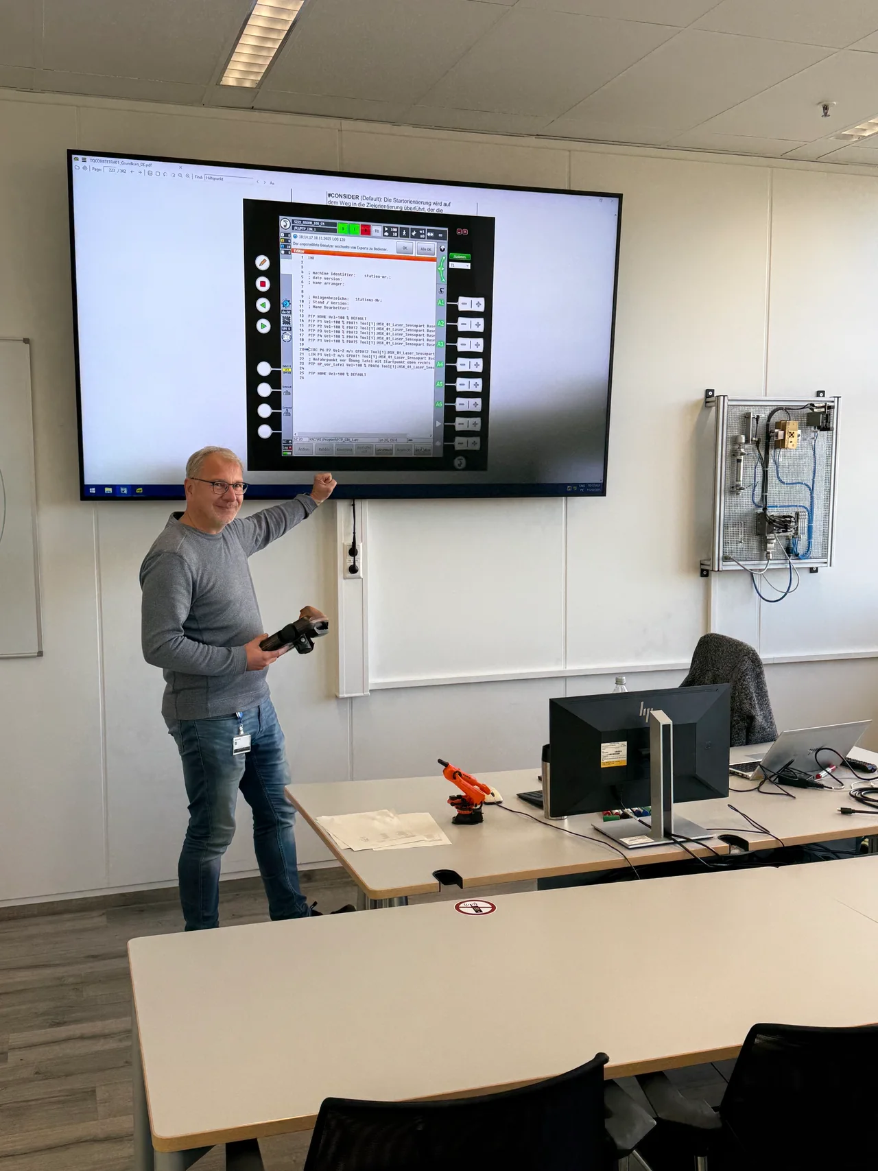 Praxisnahe Schulung an einer KUKA-Robotersteuerung