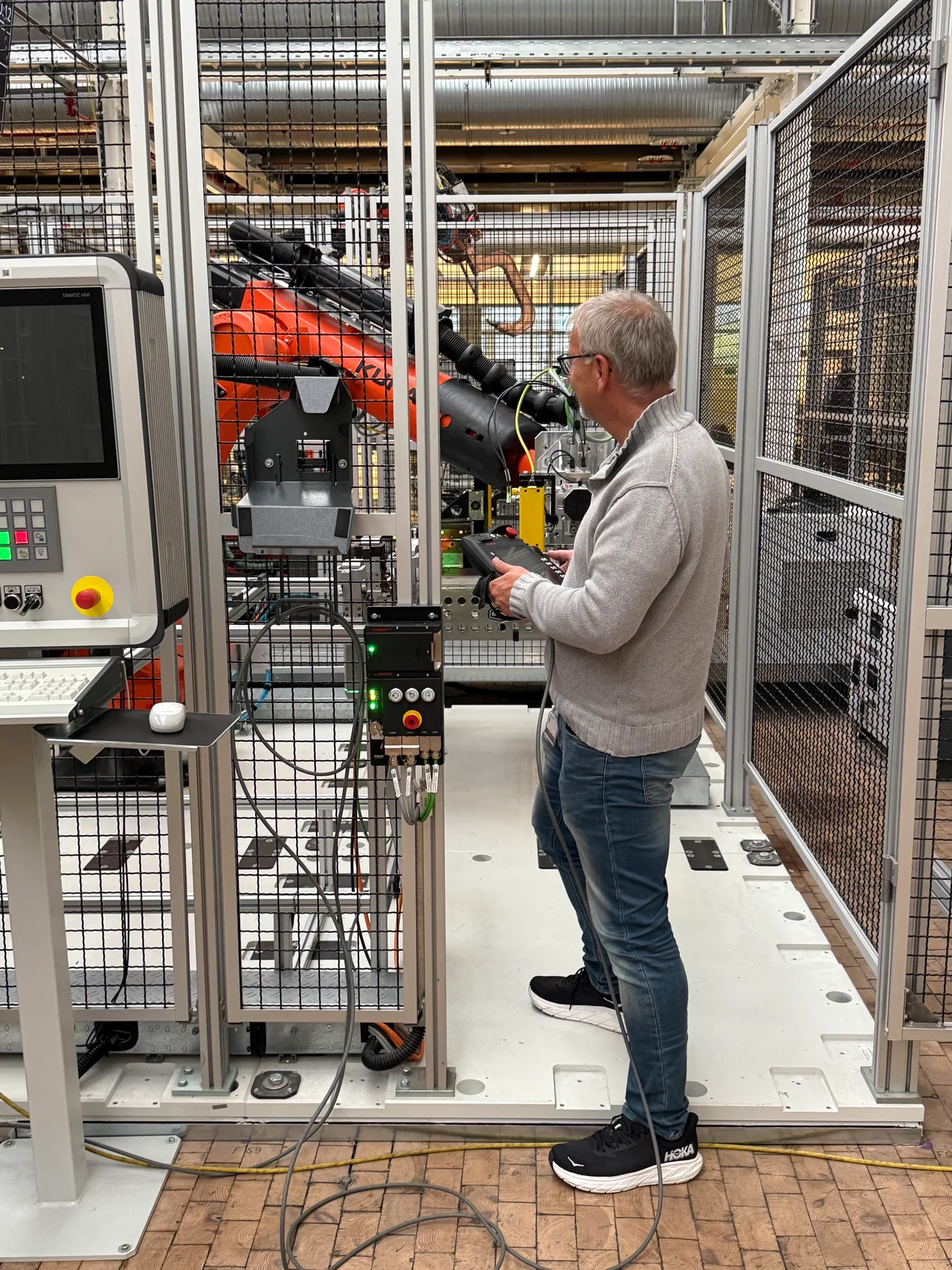 Ralf Gießler bei der technischen Abstimmung an einer Roboterzelle